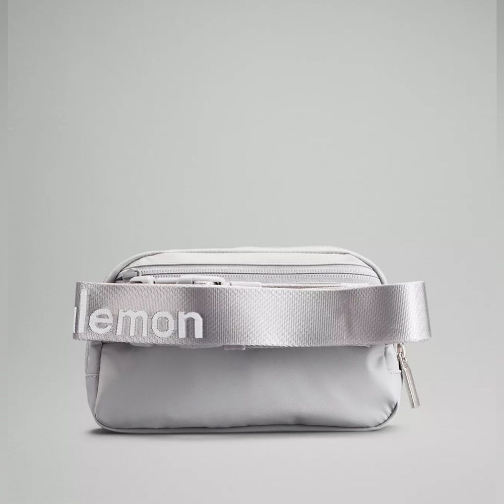🍋NWT Lululemon Everywhere Belt Bag Silver Drop/White Wordmark - Picture 2 of 11